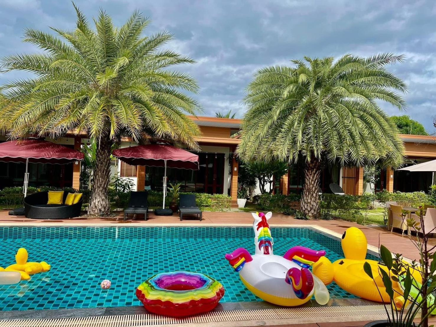 & Luxury Pool With Bathtub Resort *