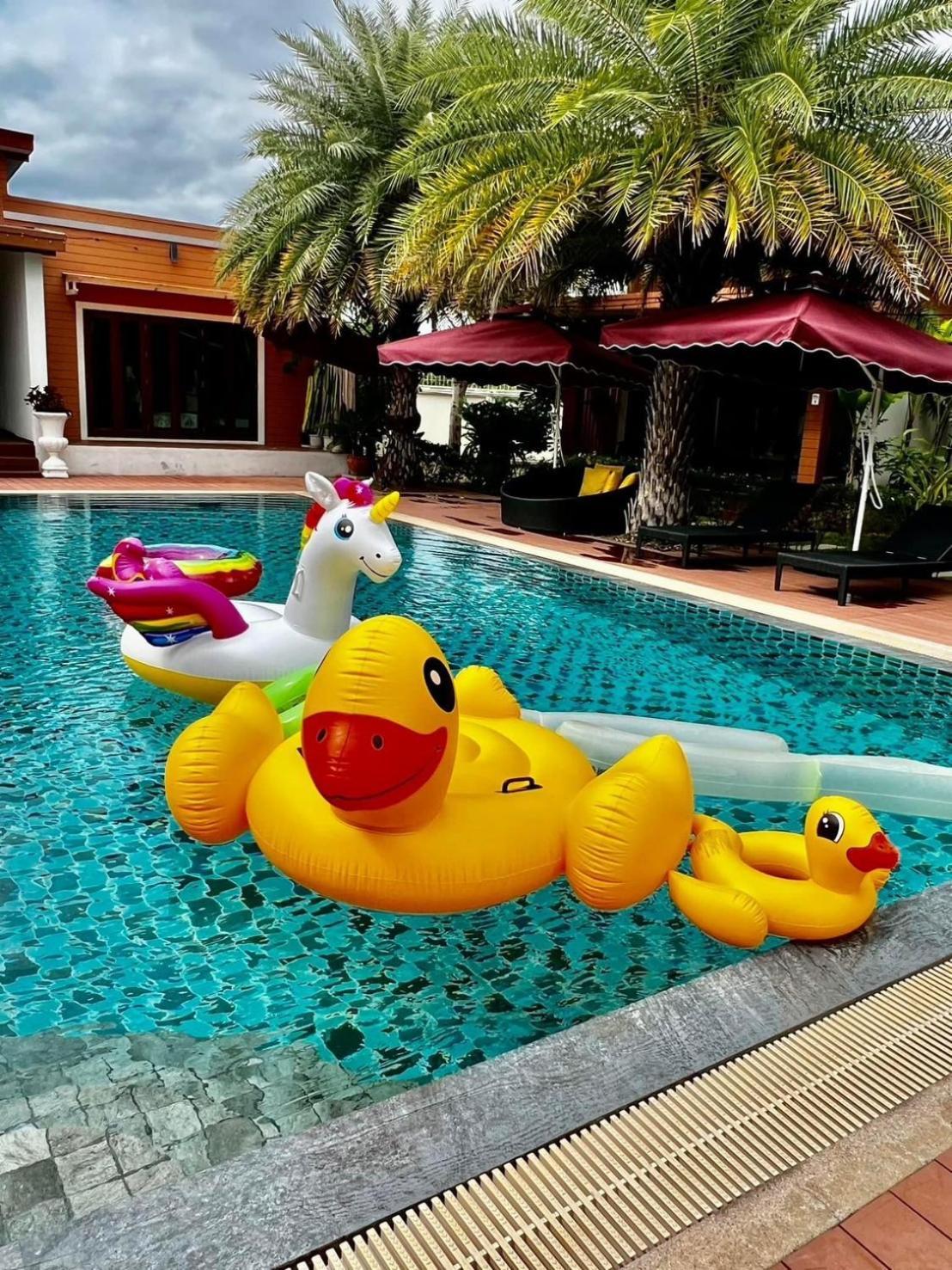 & Luxury Pool With Bathtub *