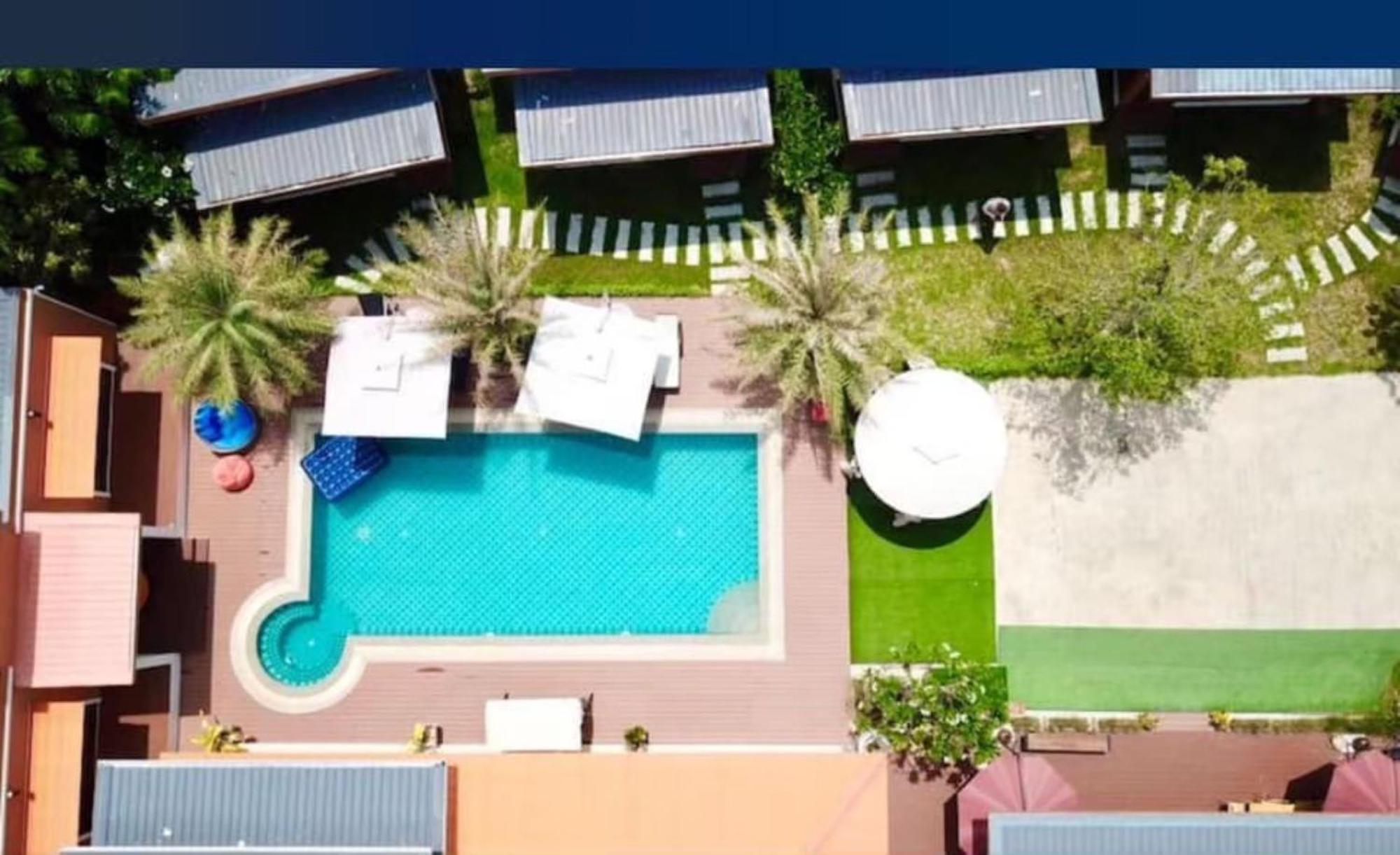 & Luxury Pool With Bathtub *