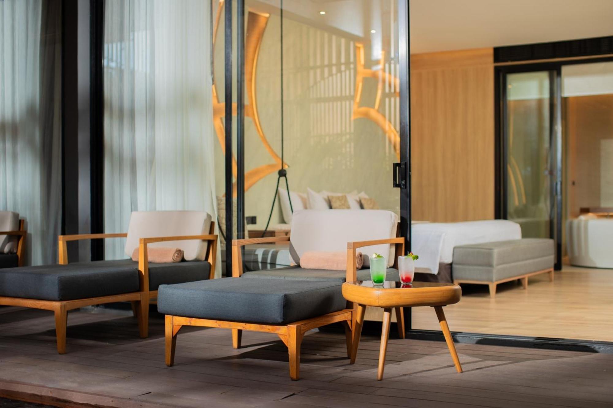 Resort The Yana 5*