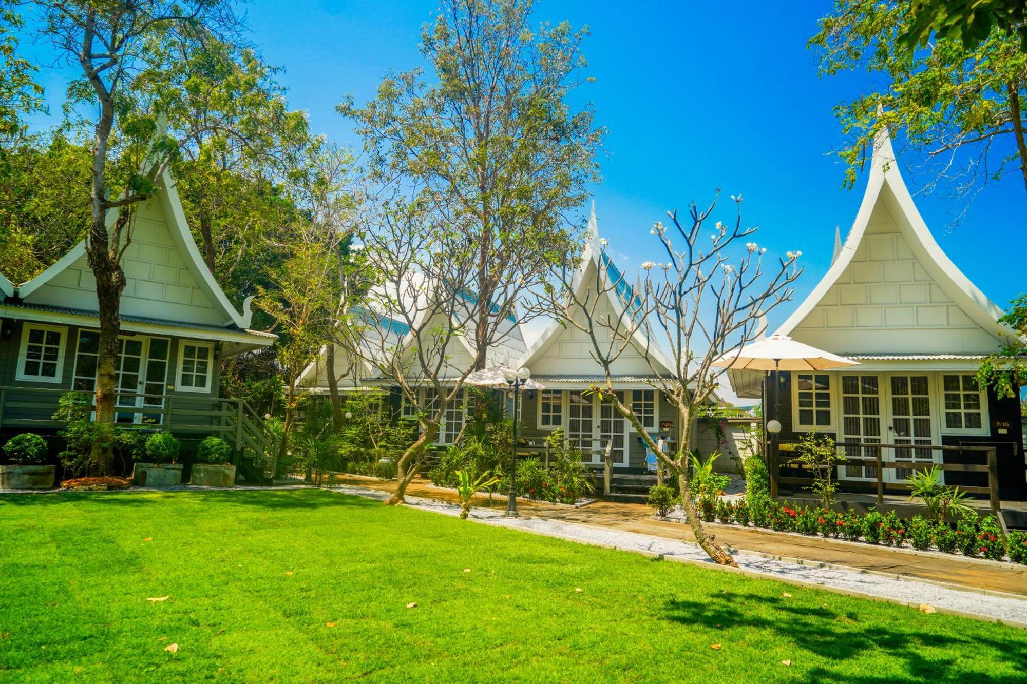 Resort Luna Hut Hua Hin