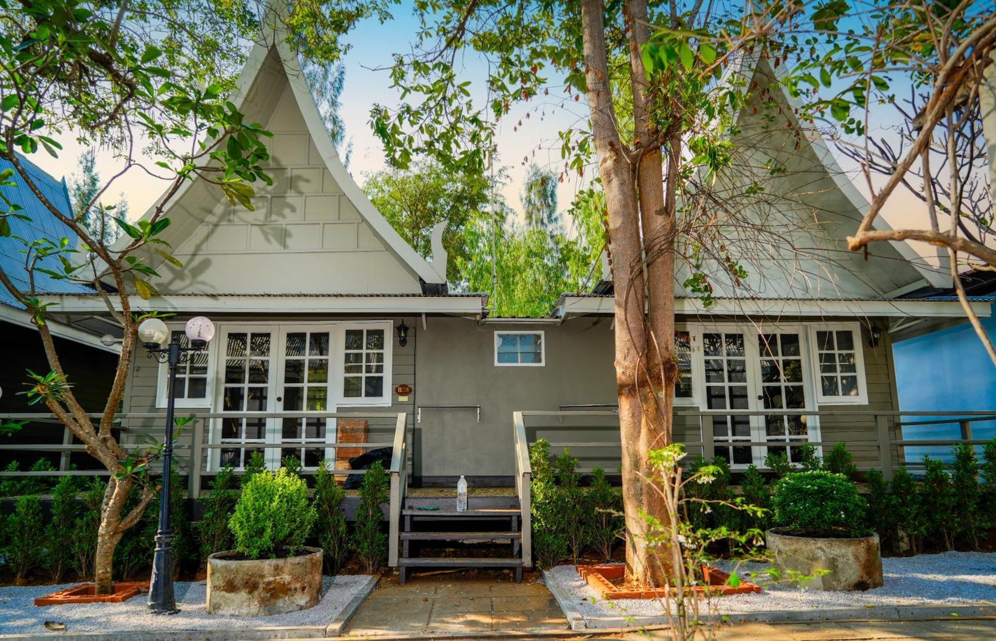 Resort Luna Hut Hua Hin