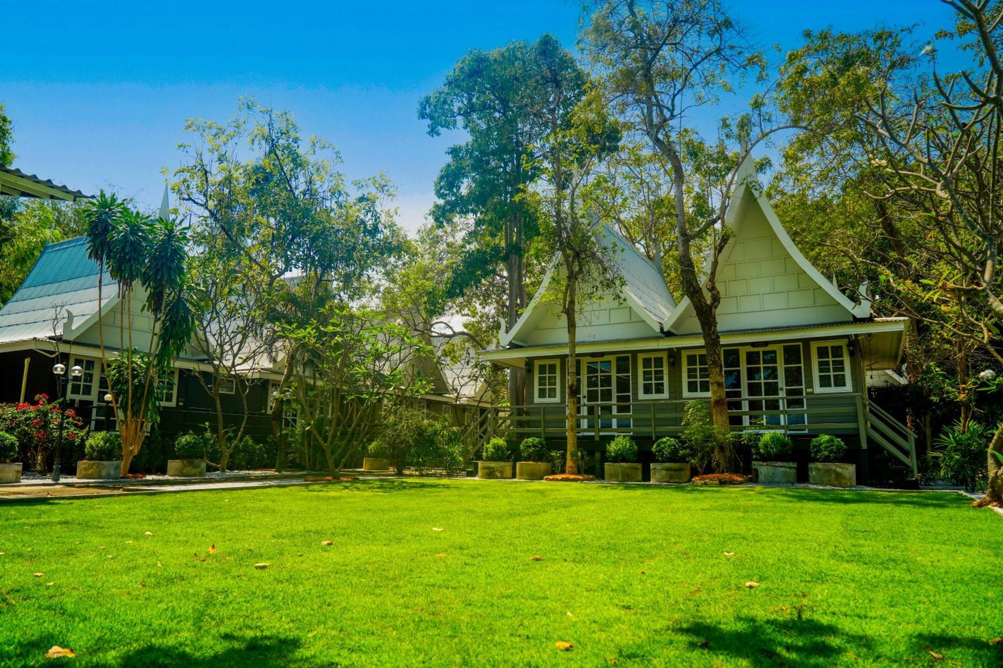 Luna Hut Hua Hin