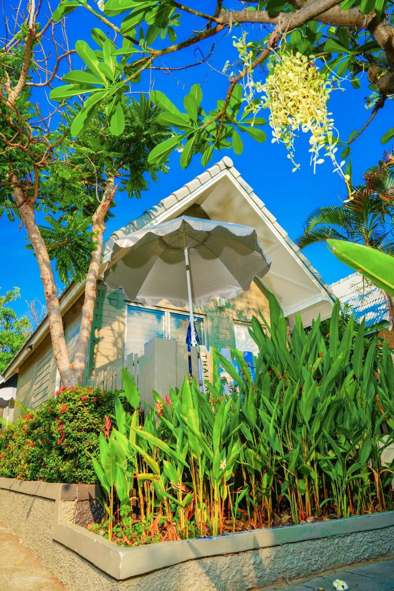 Resort Luna Hut Hua Hin