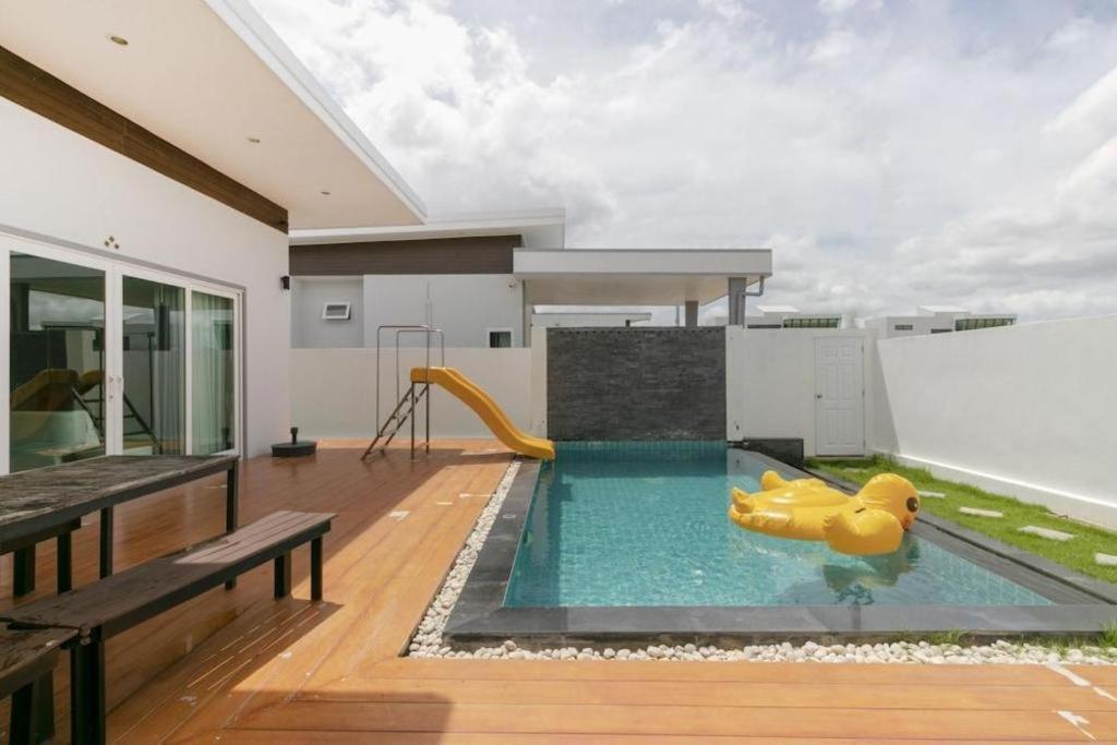 Capital O 1009 Leleaf Valley Pool Hotel