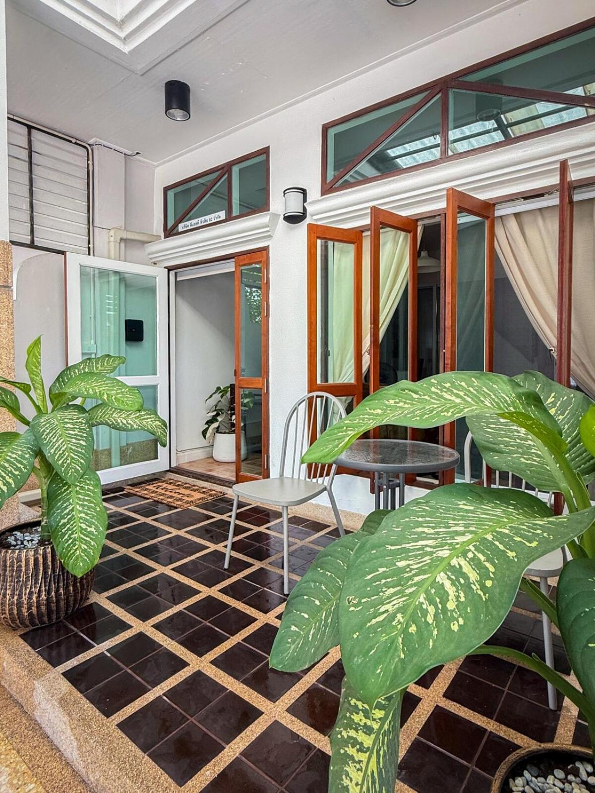 Spacious 2 Bedroom House In Centre *