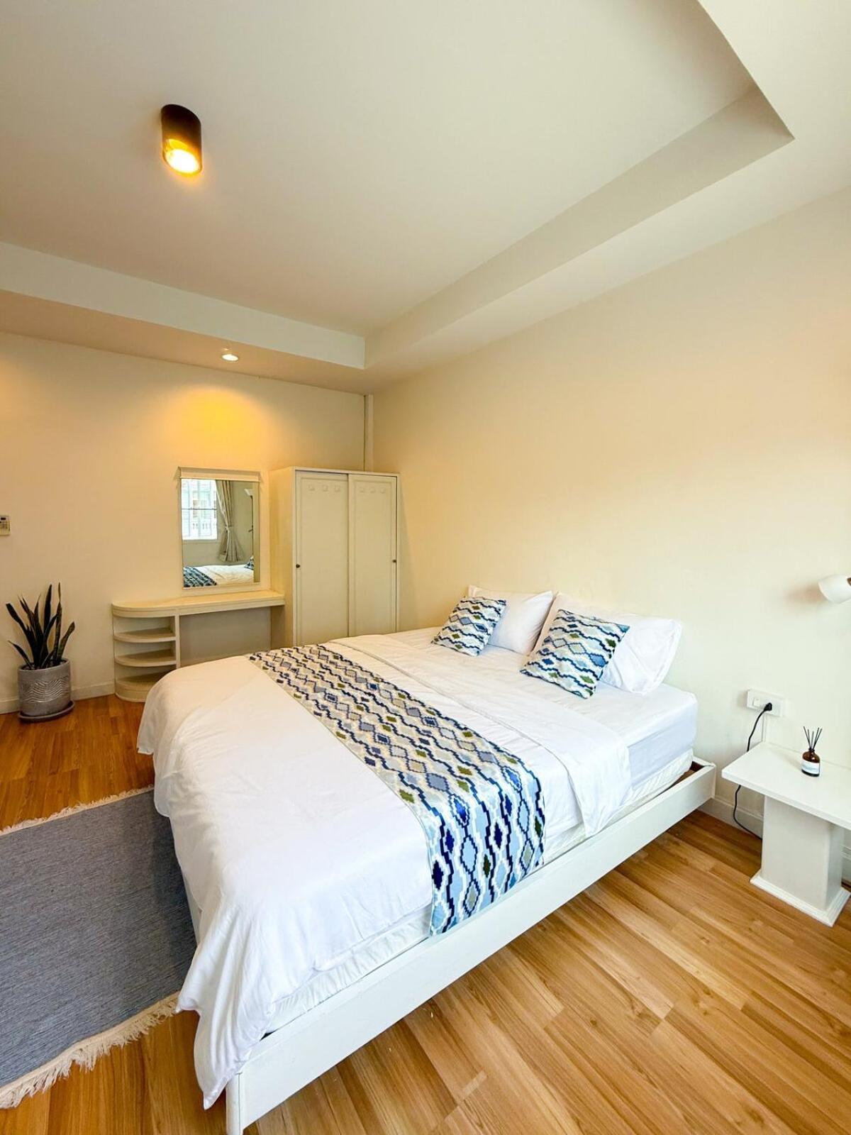 Spacious 2 Bedroom House In Centre *