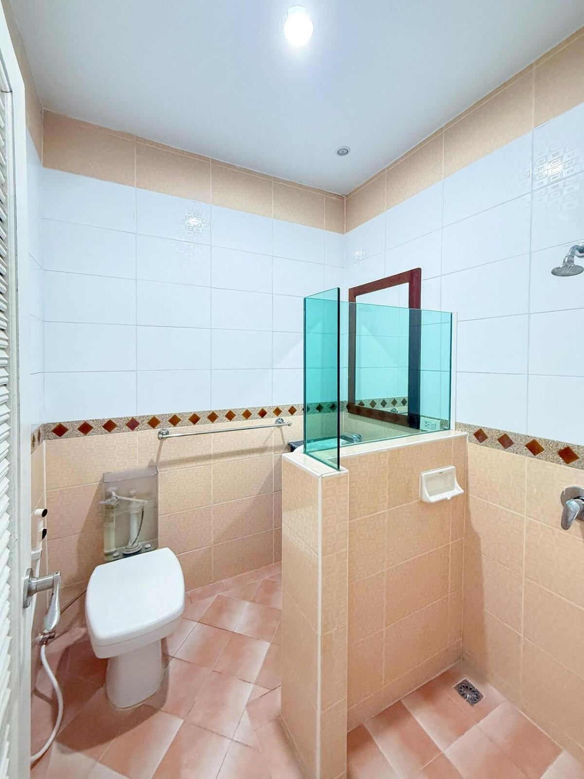 Spacious 2 Bedroom House In Centre *