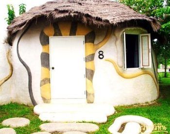 Naidee Sculptured Huts Hotel
