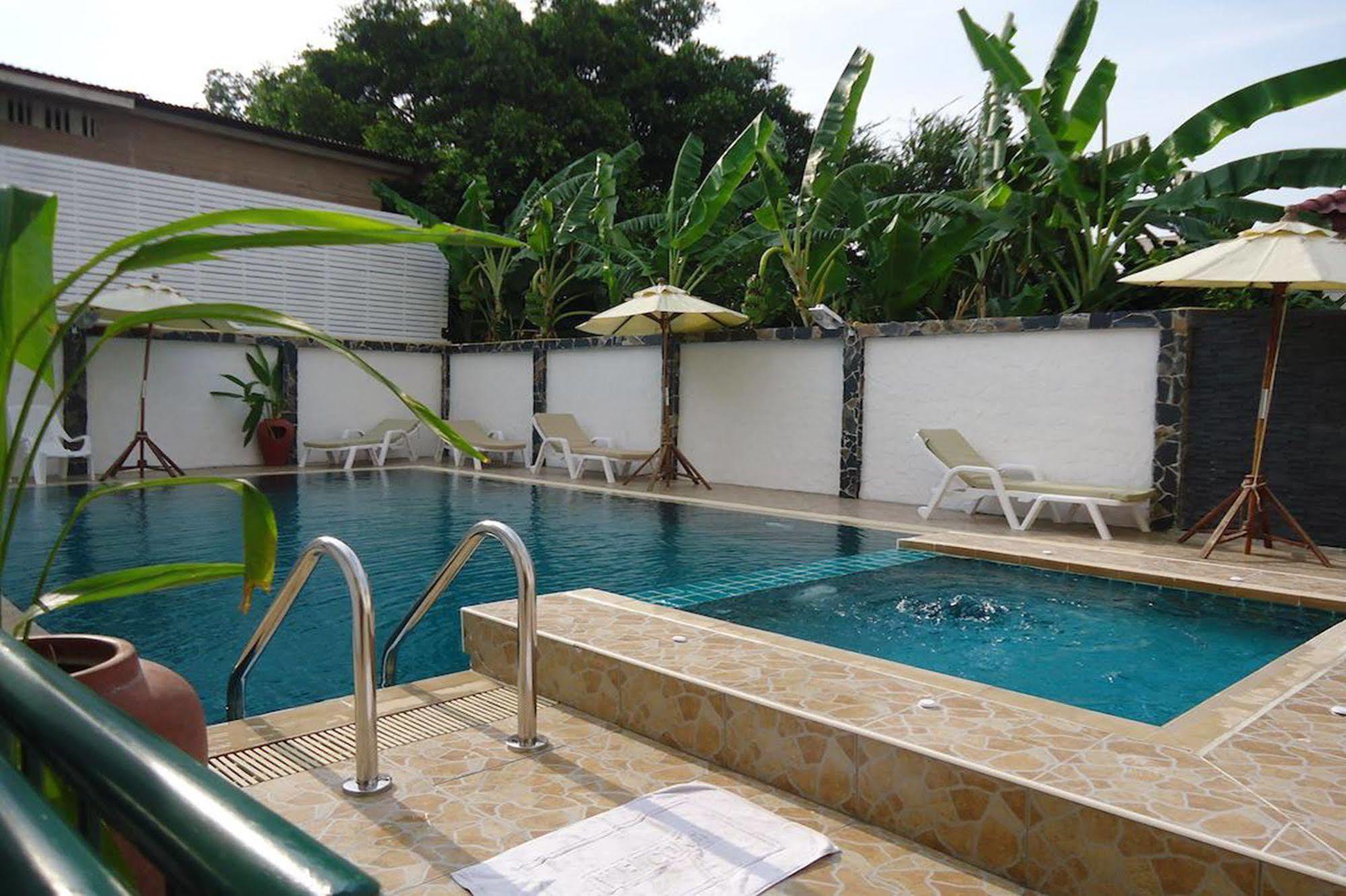 Hotel Sakulwilai 2*