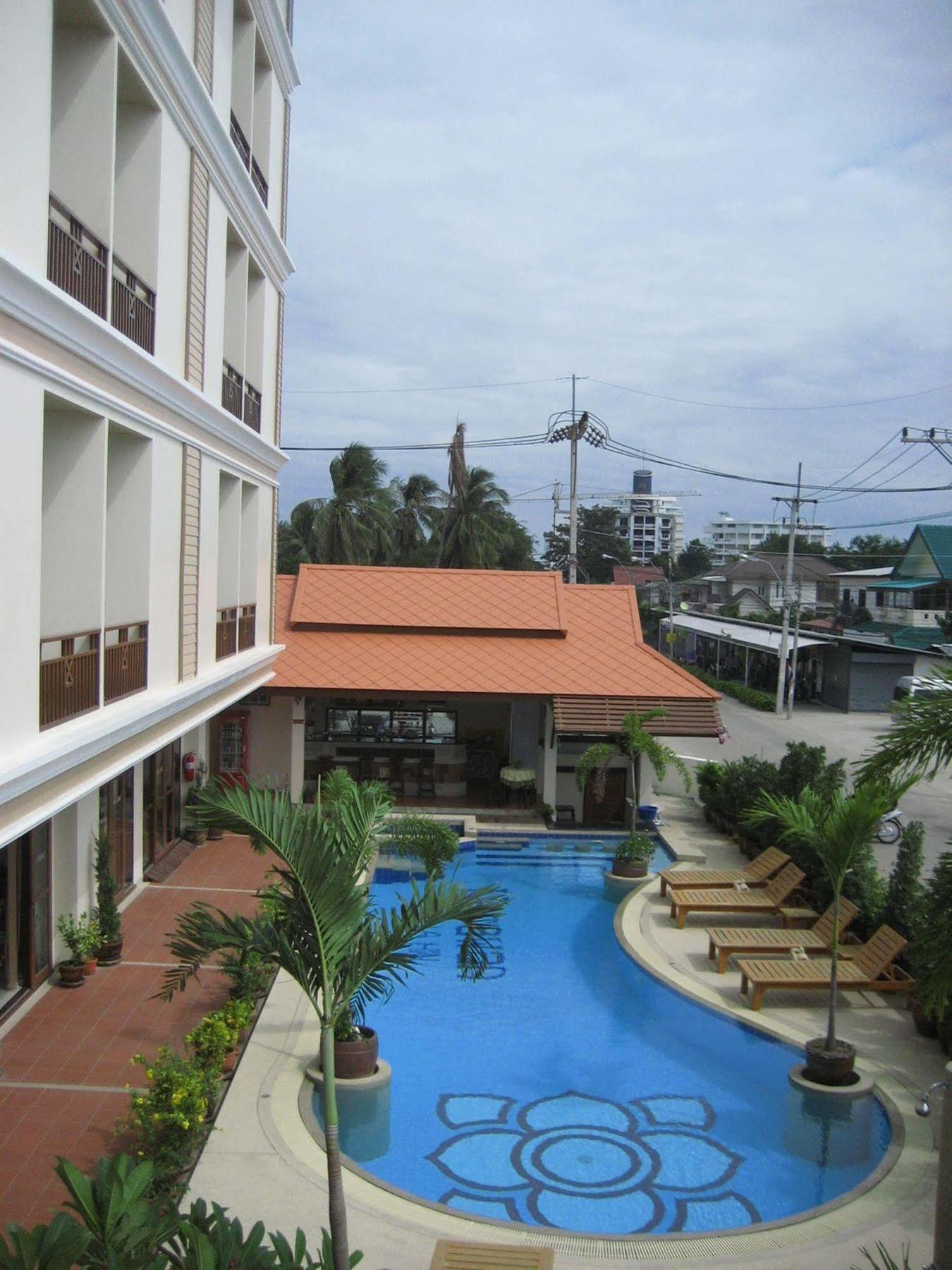 Narawan Hotel, Hotel