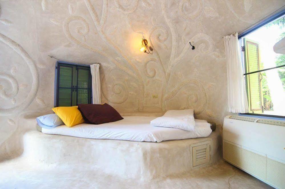 Hotel Naidee Sculptured Huts Hua Hin