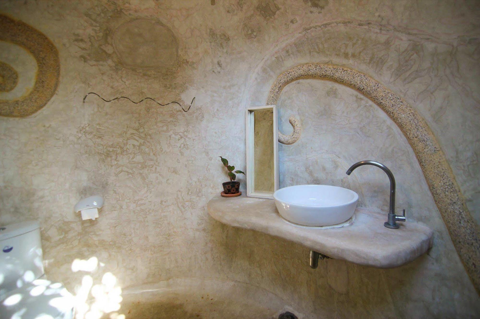 Hotel Naidee Sculptured Huts 2*