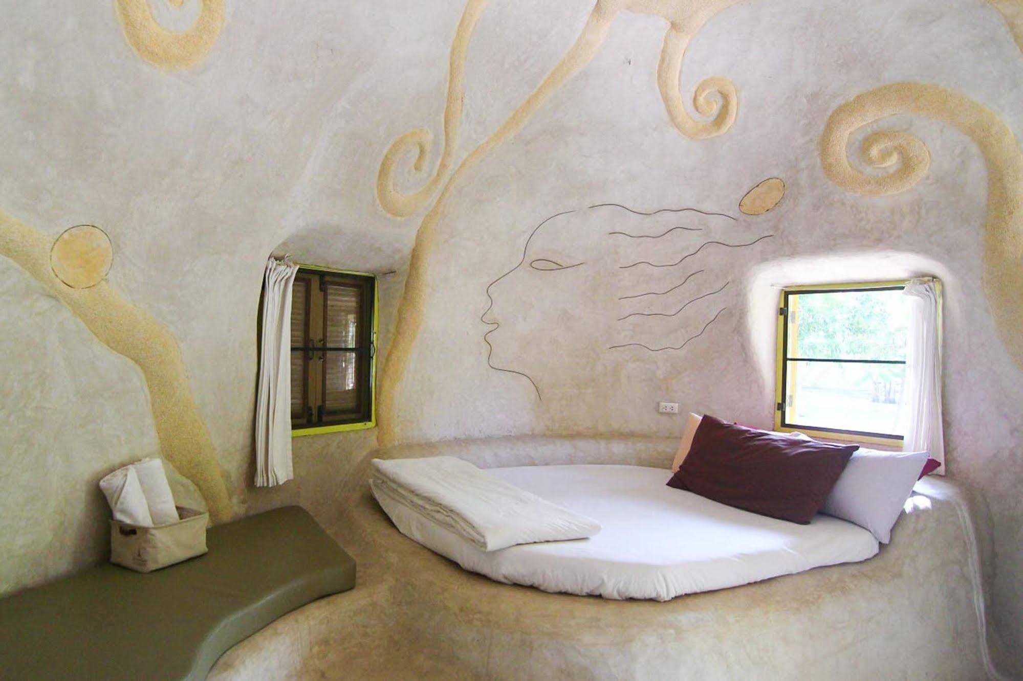 Hotel Naidee Sculptured Huts