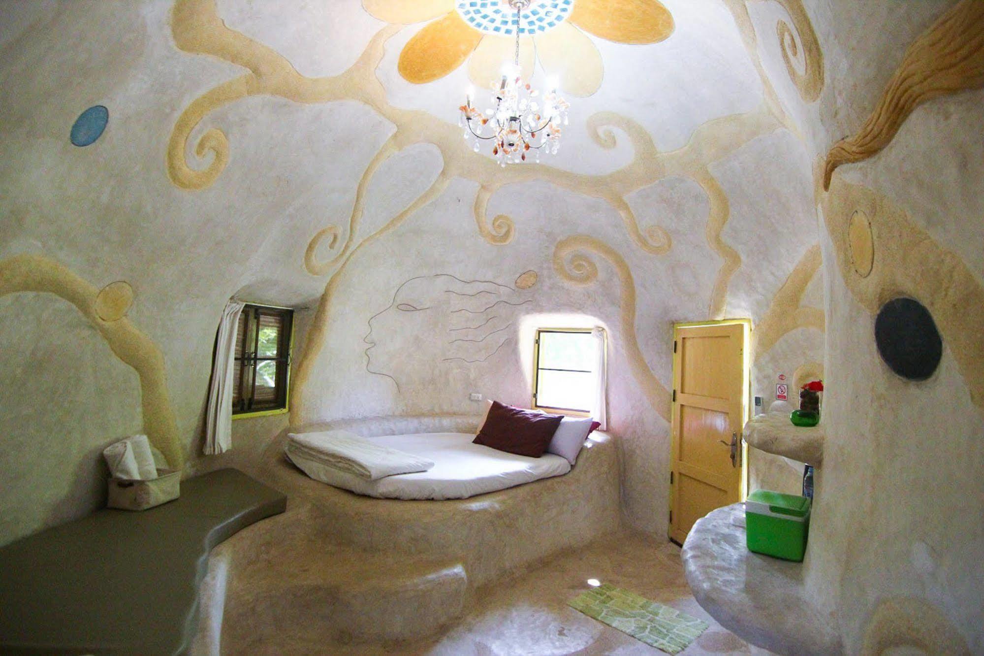 Naidee Sculptured Huts 2*