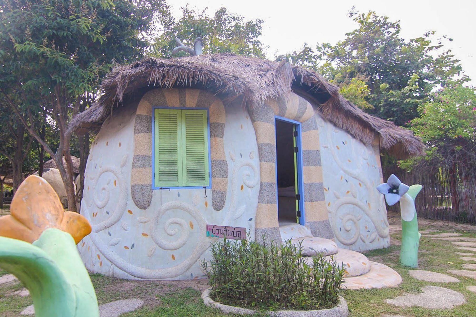 Hotel Naidee Sculptured Huts