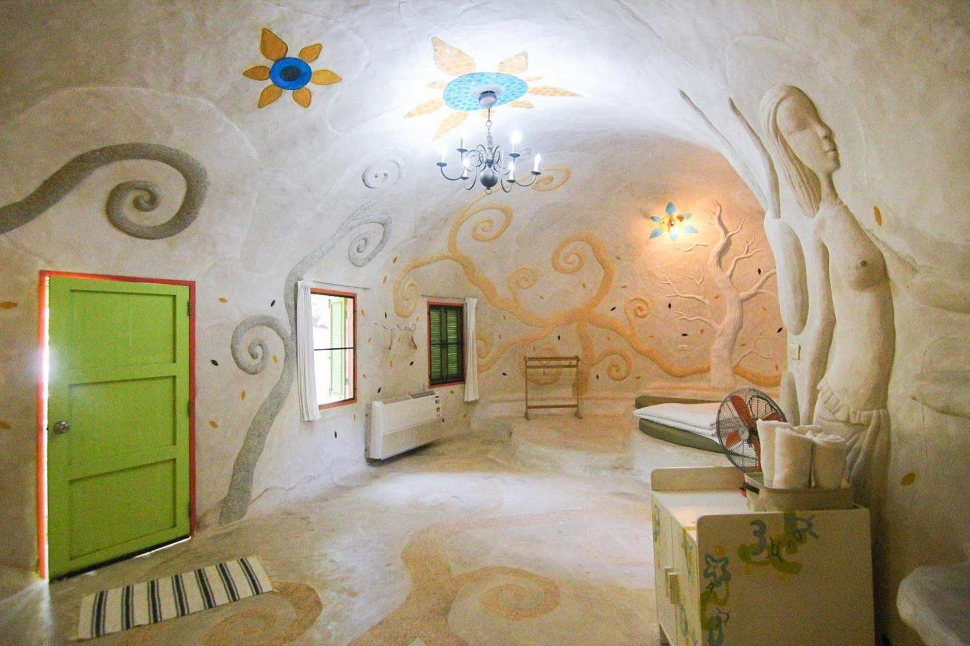 Hotel Naidee Sculptured Huts