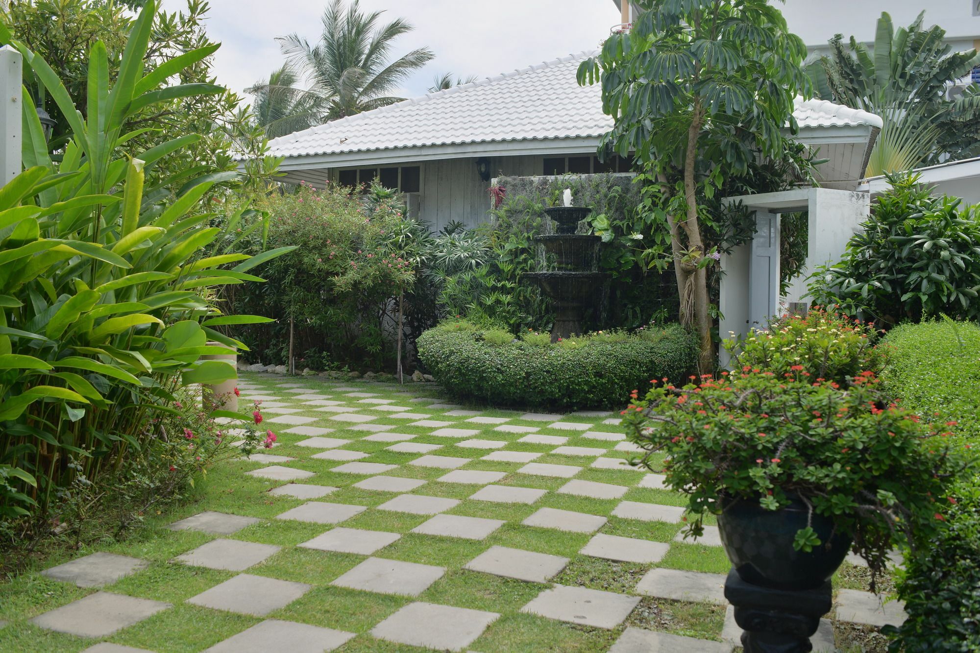 The Hen Private Hotel 3*