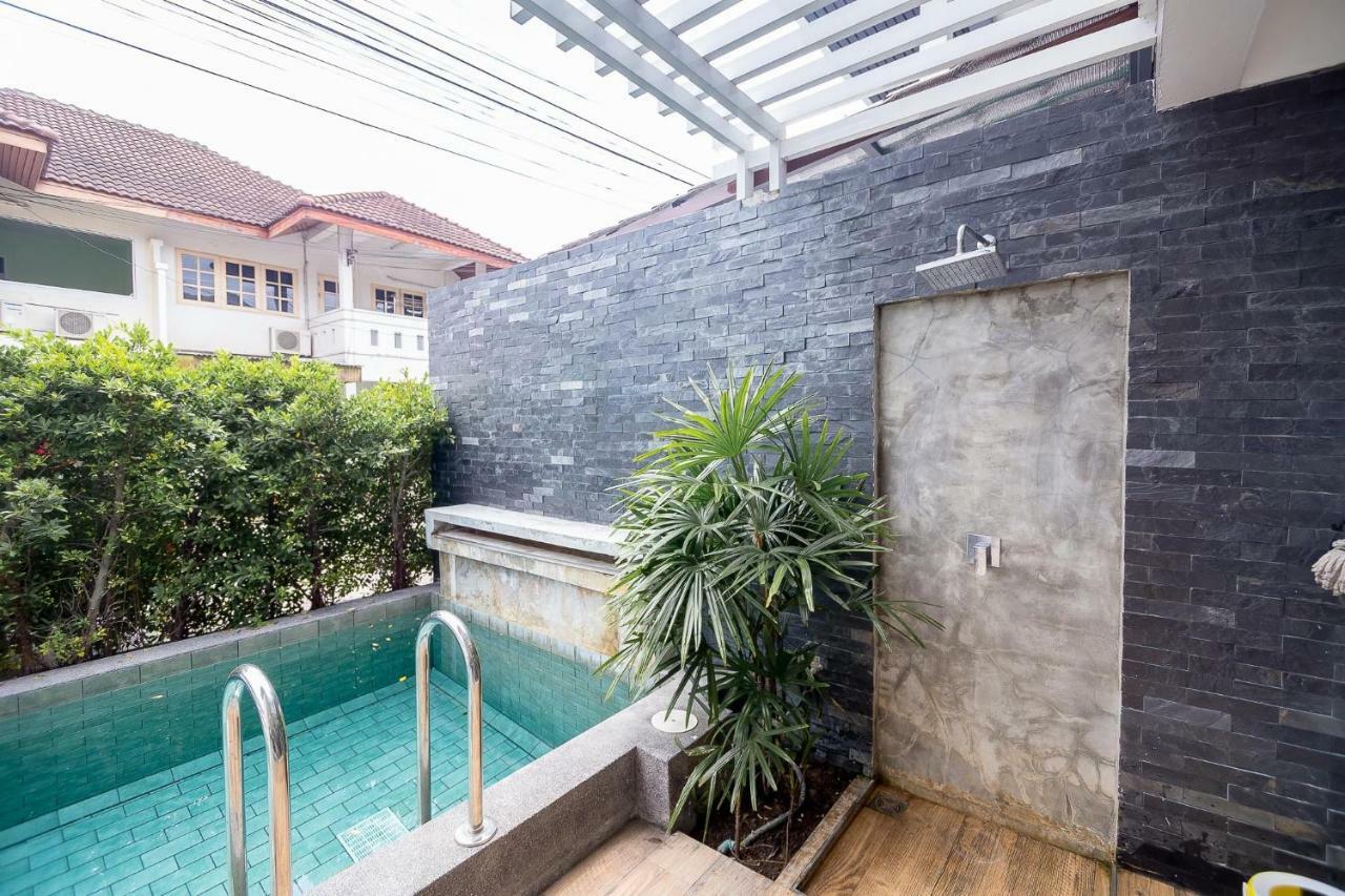 Modern Pool House *