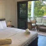 Charming Asian Style House Close To Black Mountain Golf Club
