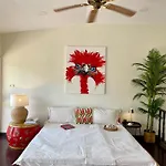 Charming Asian Style House Close To Black Mountain Golf Club
