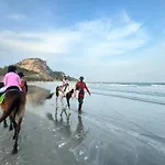 Sea&Mountain View,5 Mins Walk To Famous Beach With King Size Bed