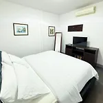 Tropical 2 Bedroom Pool House In Central Location
