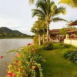 Dasiri Lakefront Villa