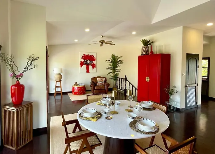 Charming Asian Style House Close To Black Mountain Golf Club