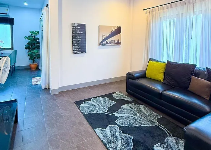 Tropical 2 Bedroom Pool House In Central Location