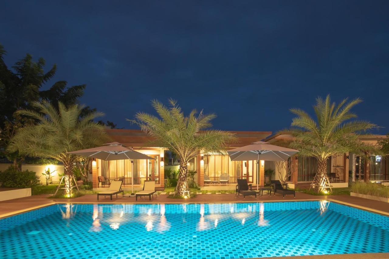 & Luxury Pool With Bathtub *