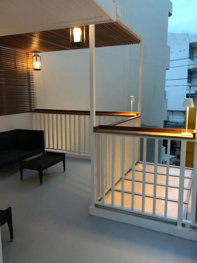 Yellow Door Apartment *