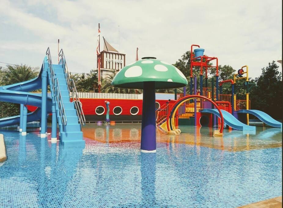 Light, Airy, Pool Views 2 Bed 2 Bath, Free Wifi, Elect HHQ
