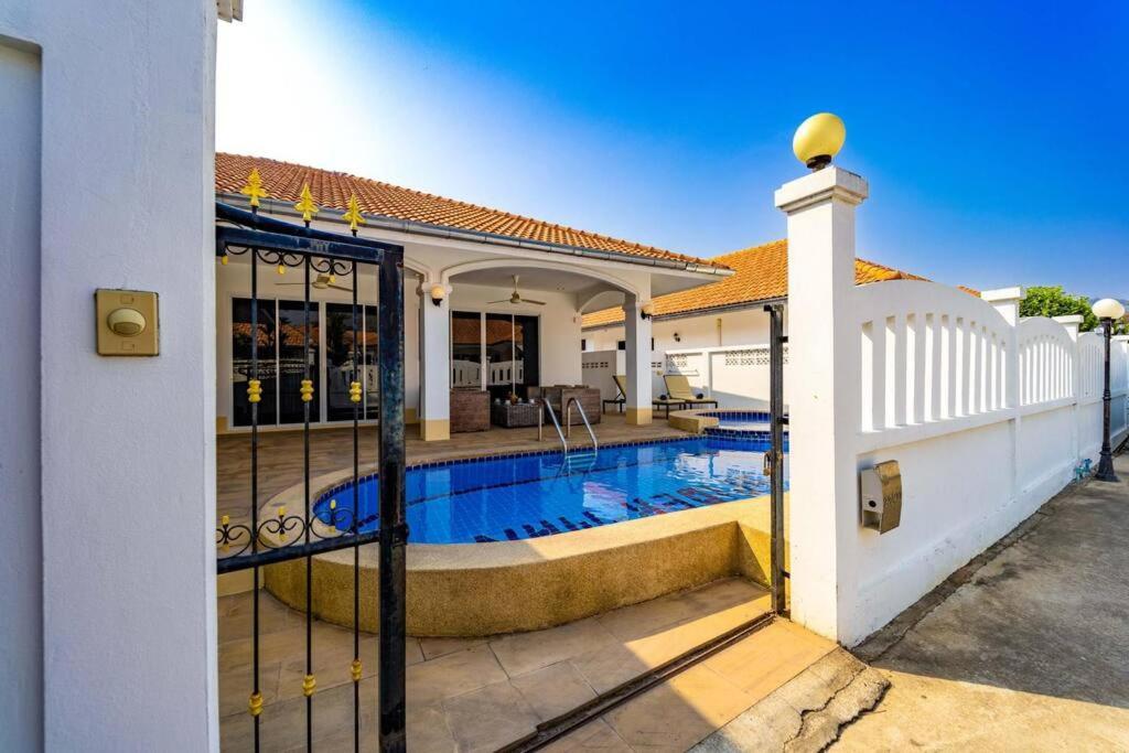 Private 4 Bedroom Pool Ng411