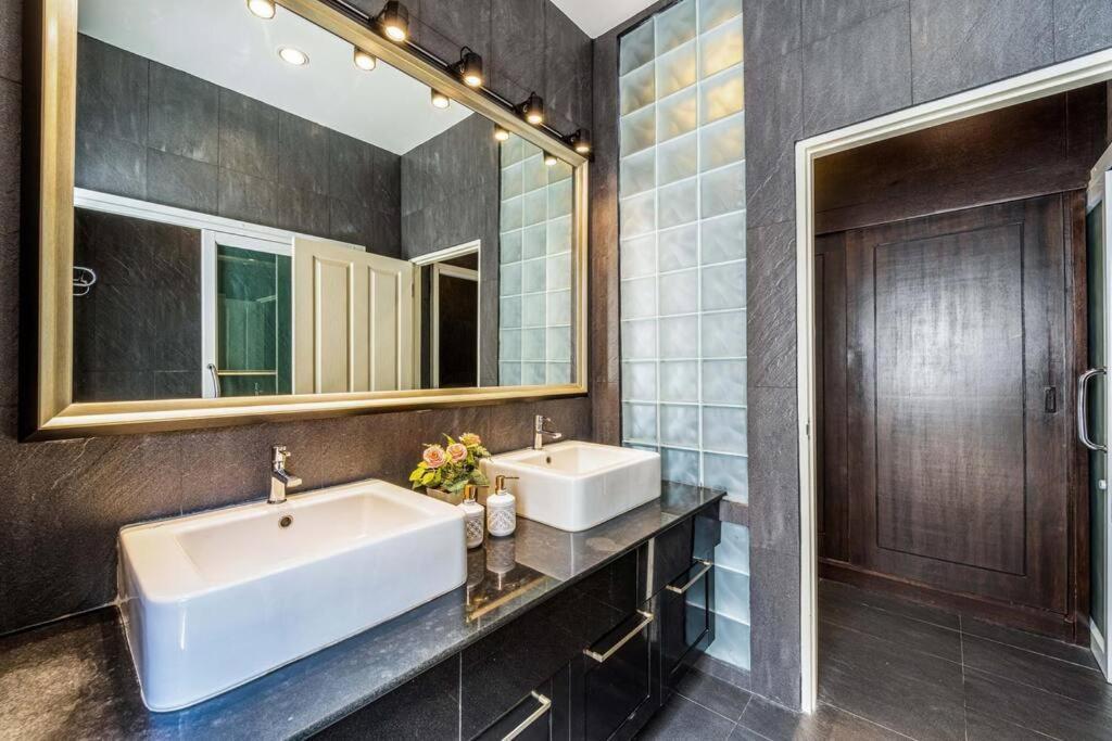 3 Bedroom Pool In Great Location Stv