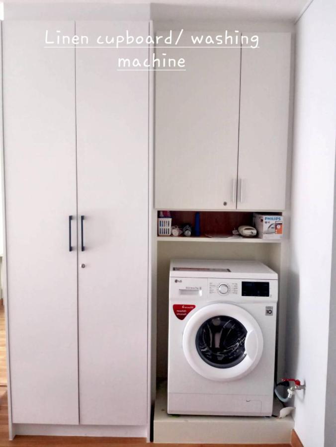 Light, Airy, Pool Views 2 Bed 2 Bath, Free Wifi, Elect Apartment HHQ