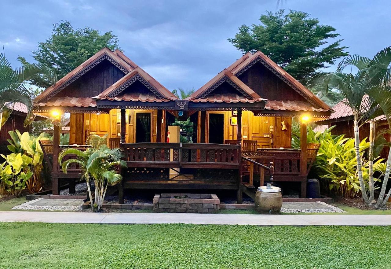 Thai House Khu nghỉ mát 3*