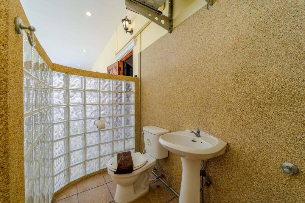 3 Bedroom Pool Close To Center! S102 *