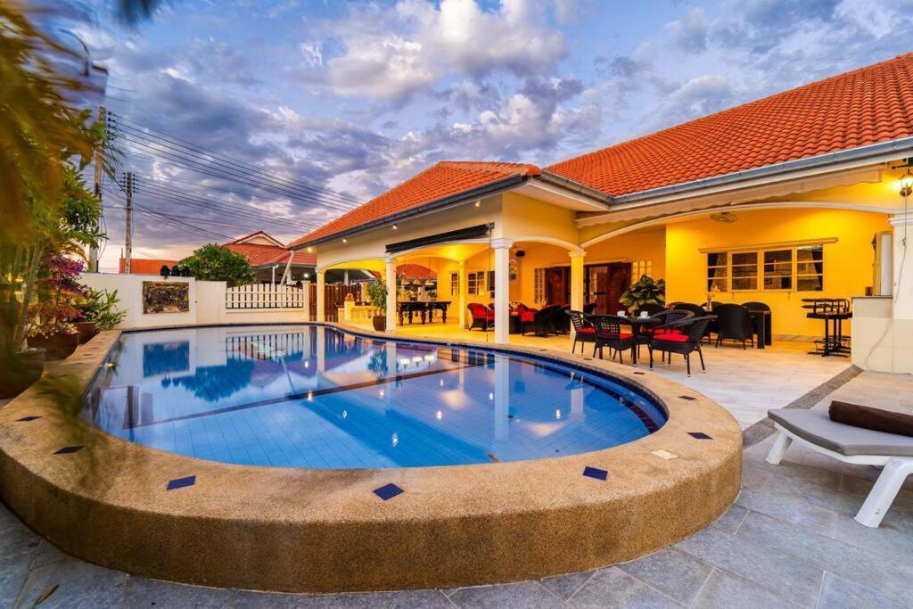 3 Bedroom Pool Close To Center! S102 *