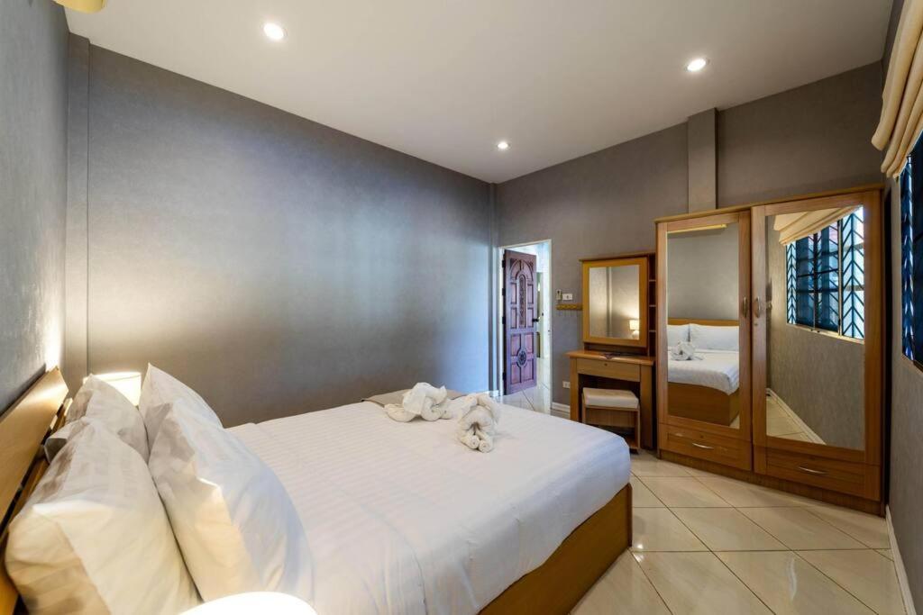 Villa 3 Bedroom Pool Close To Center! S102 *