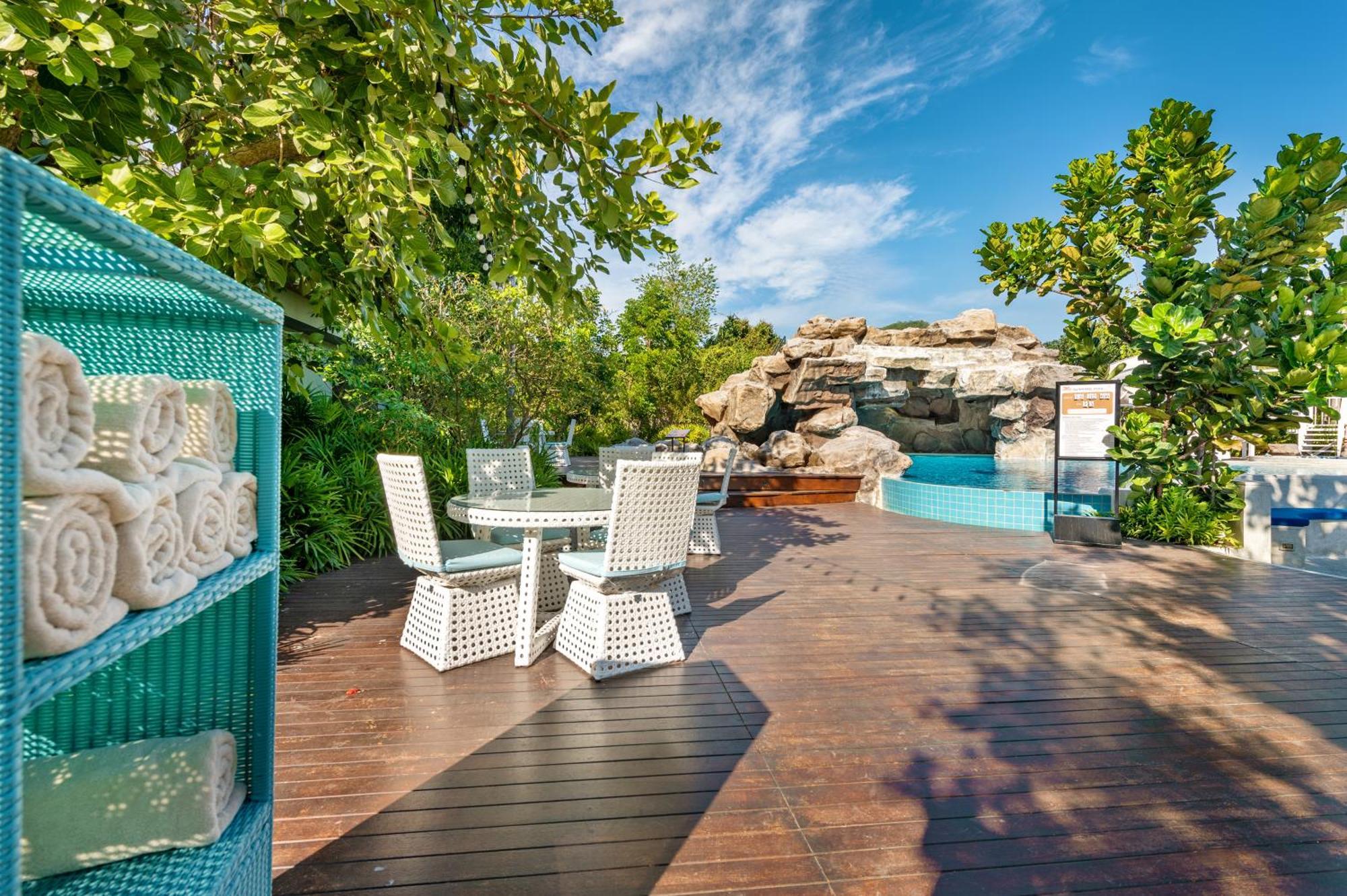 Hotel Phukalini Luxury Pool & Onsen 4*