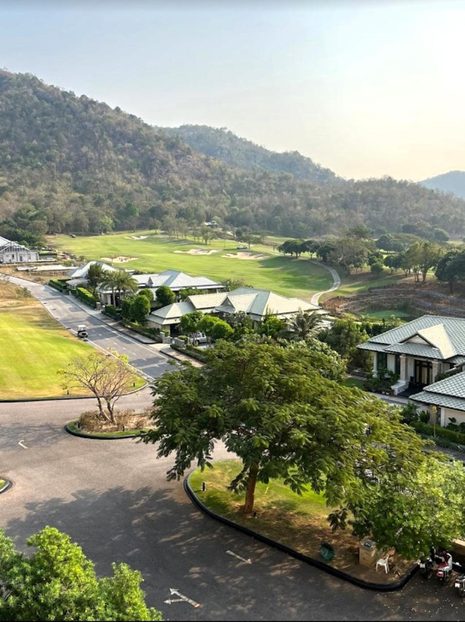 Charming Asian Style House Close To Black Mountain Golf Club