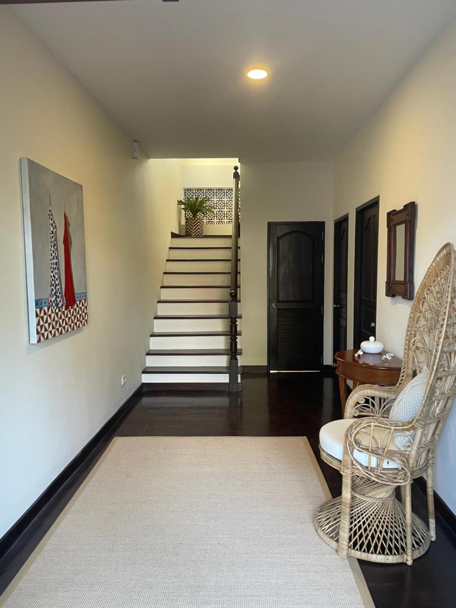 Charming Asian Style House Close To Black Mountain Golf Club *