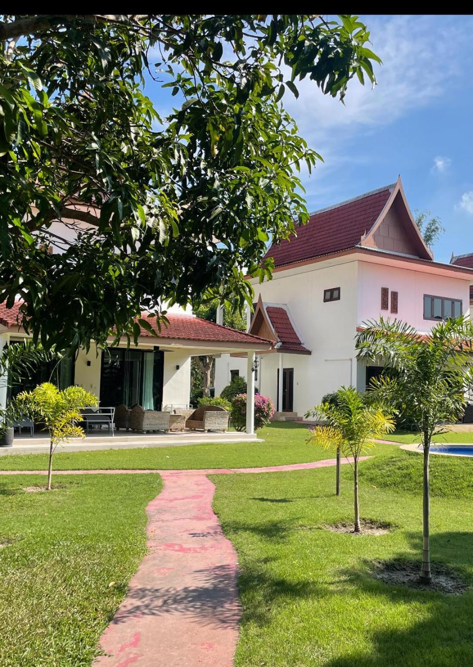 Charming Asian Style House Close To Black Mountain Golf Club