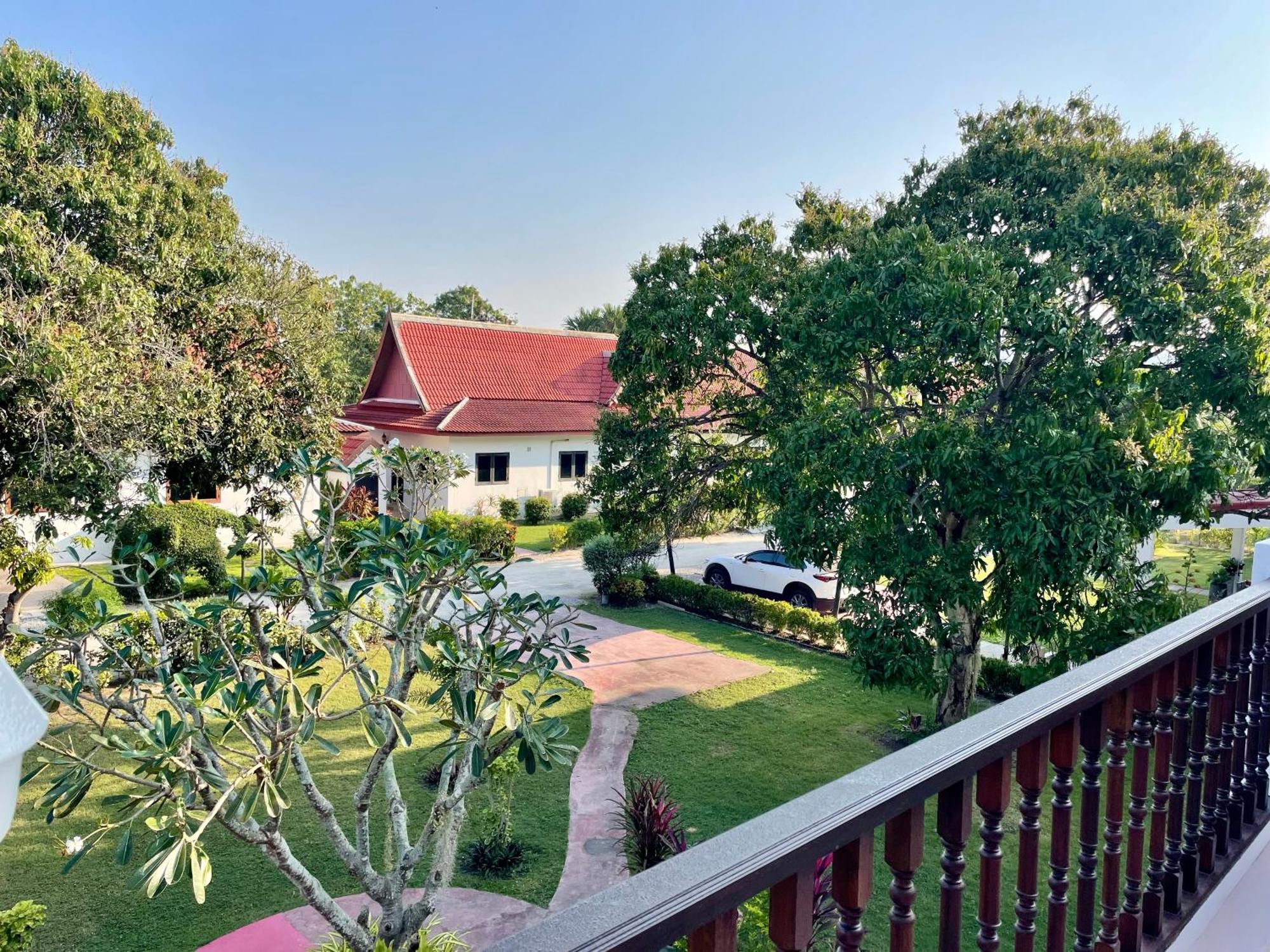Charming Asian Style House Close To Black Mountain Golf Club