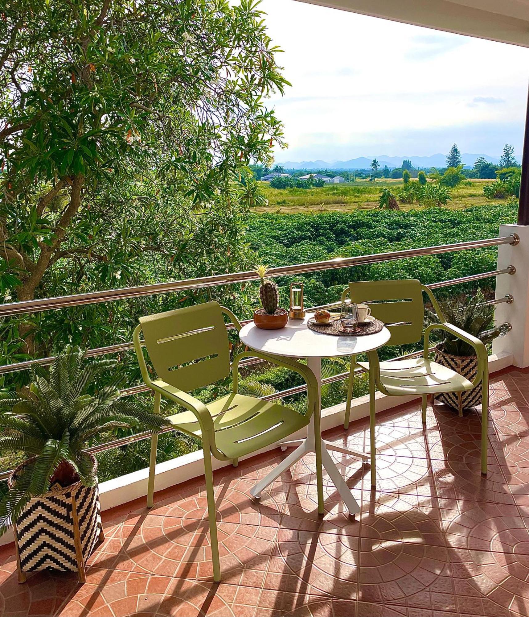 Charming Asian Style House Close To Black Mountain Golf Club *