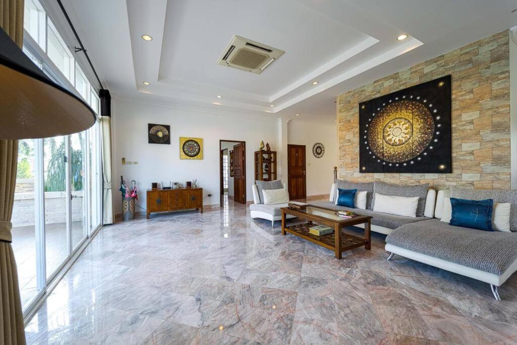 Villa Luxurious 5-bedroom Private Pool Villa! Pv6 Hua Hin