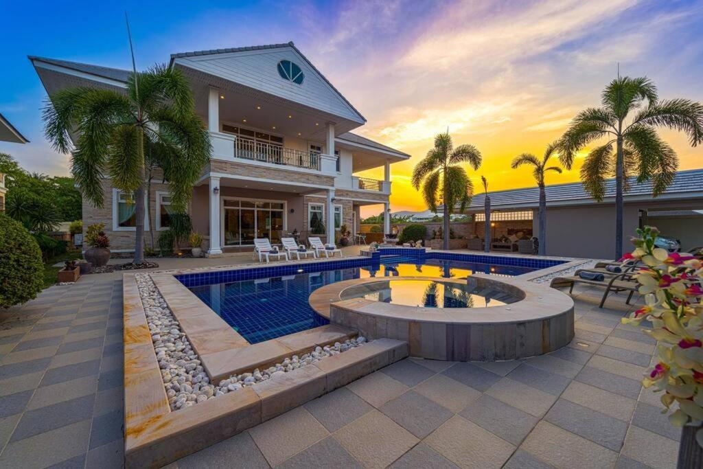 Luxurious 5-bedroom Private Pool Villa! Pv6 *