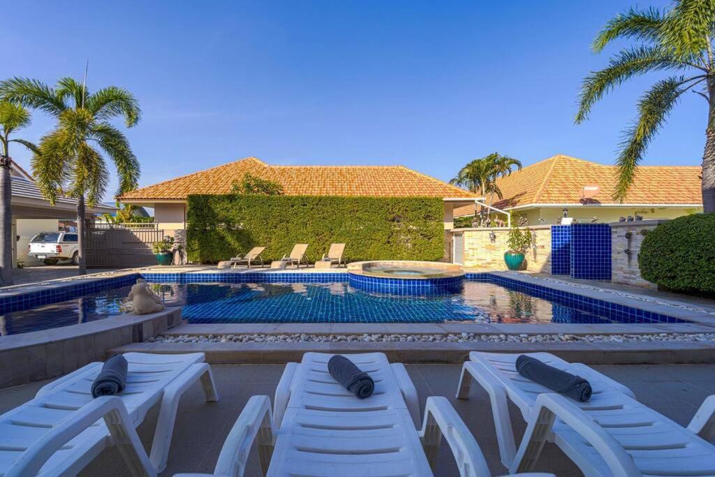 Villa Luxurious 5-bedroom Private Pool Villa! Pv6 *