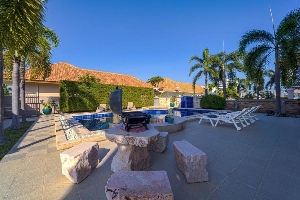 Villa Luxurious 5-bedroom Private Pool Villa! Pv6 *